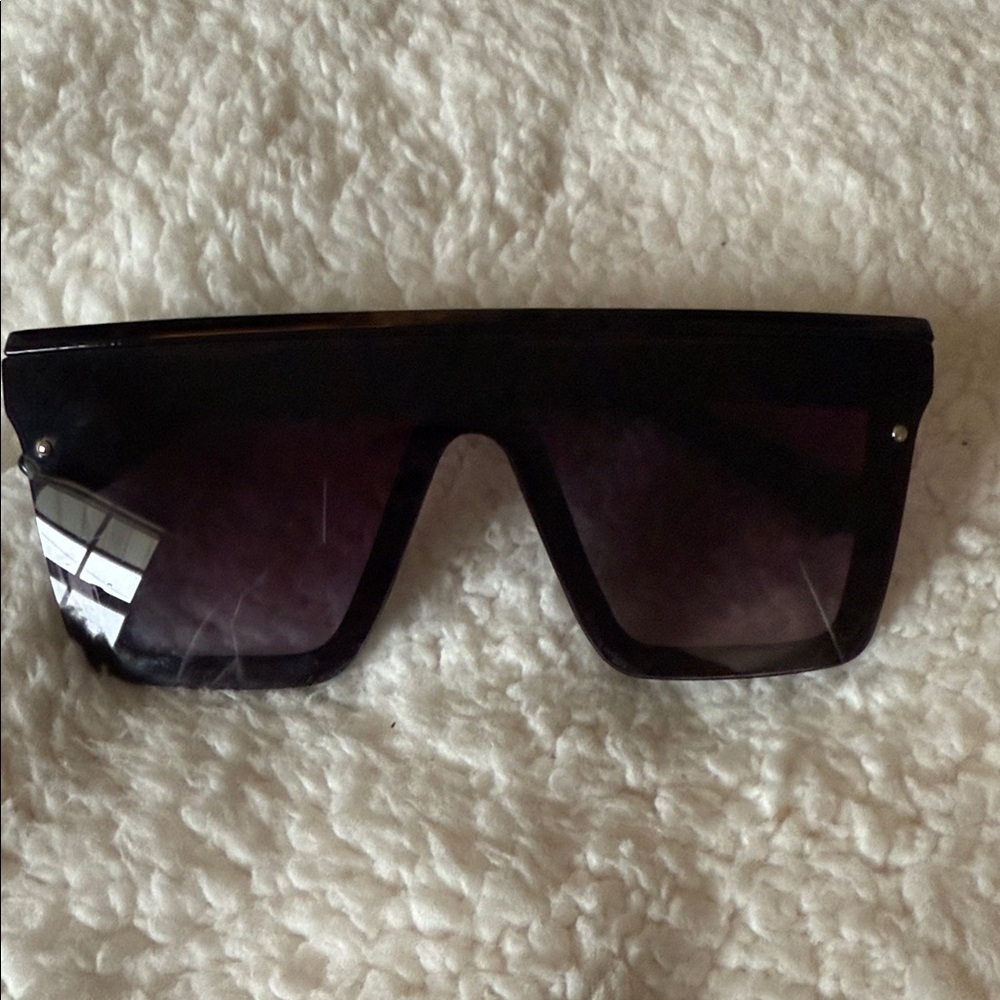 Elegant Black Oversized Sunglasses